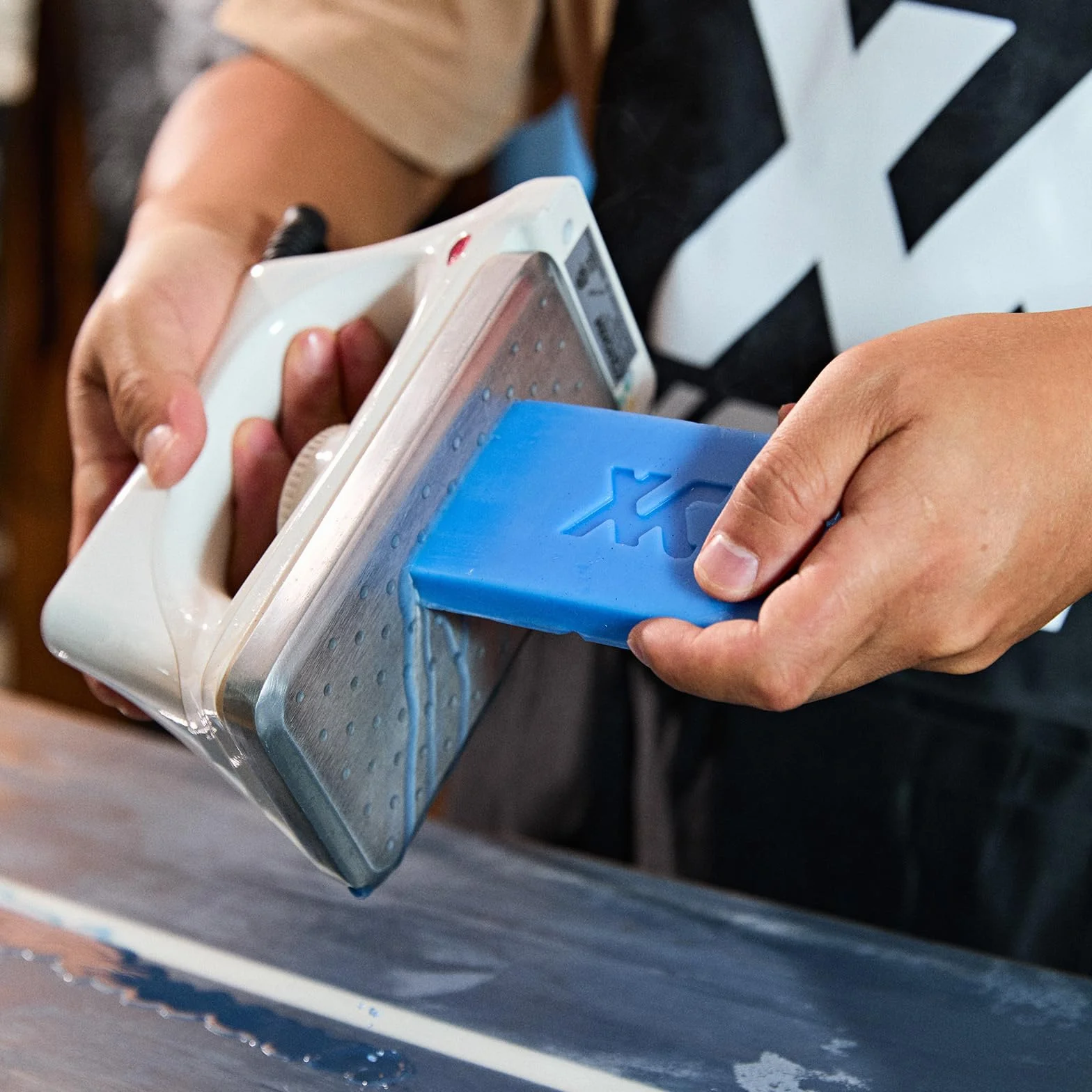 XCMAN Plancha de cera caliente para esquí y snowboard, 230 V, 1000 W, estructura de rombos que optimiza la distribución y compresión de la cera