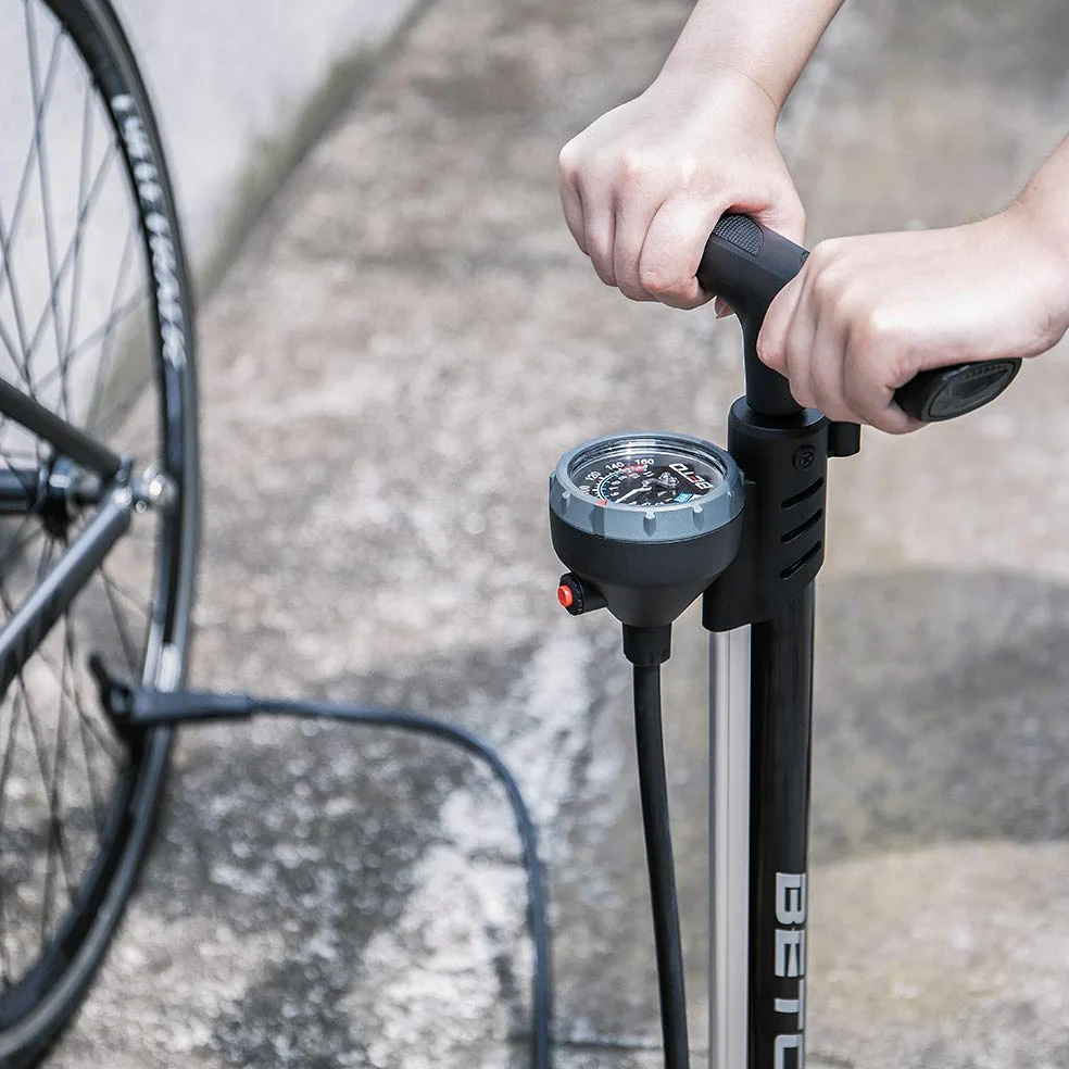 Beto Bomba de bicicleta portátil – Bomba de suelo para bicicleta con indicador industrial montado en la parte superior y botón de purga de aire – Válvula Presta Schrader Dunlop universal, tubo de