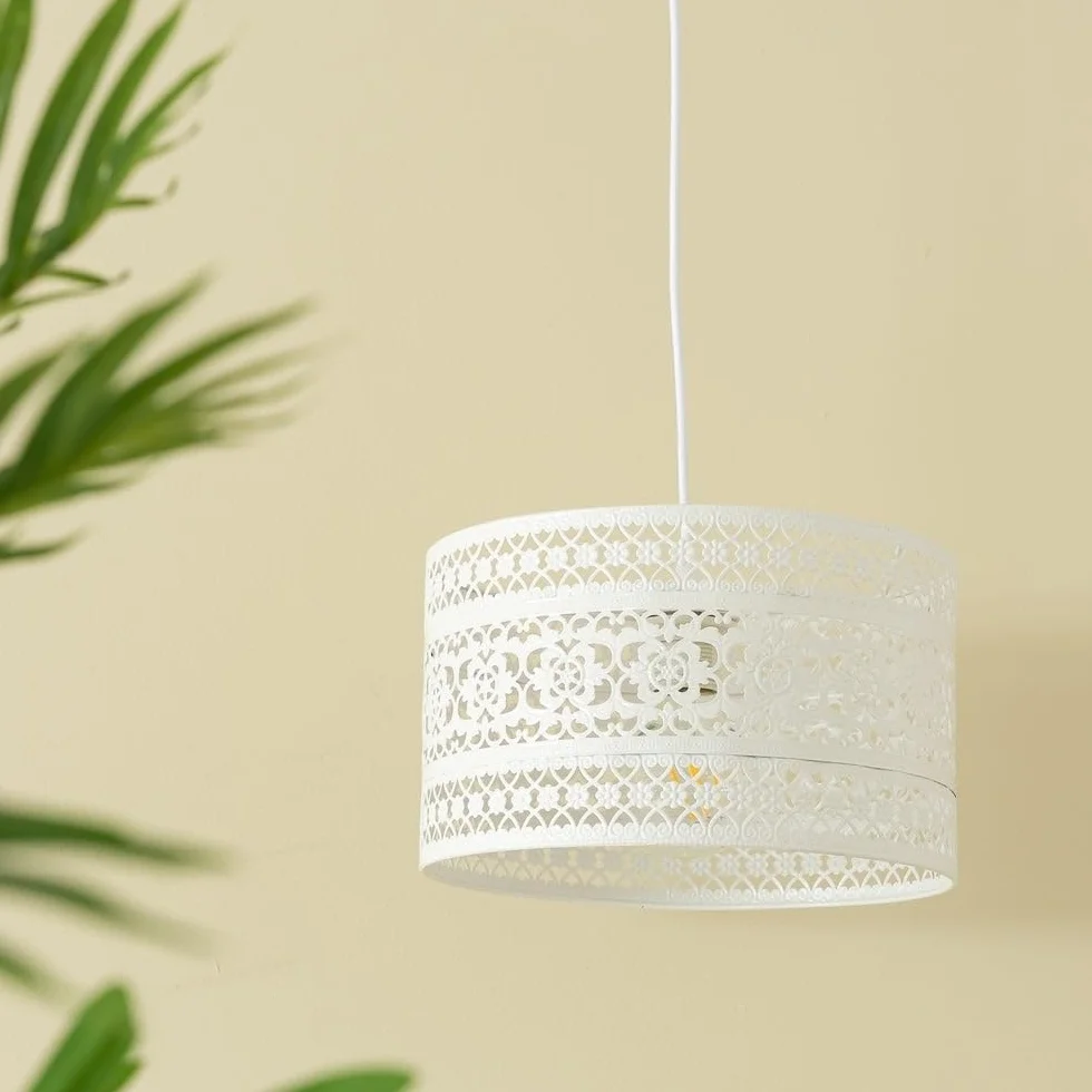 LOLAhome Lámpara de techo provenzal blanca metal 30x18 cm diseño calado flores iluminación cálida
