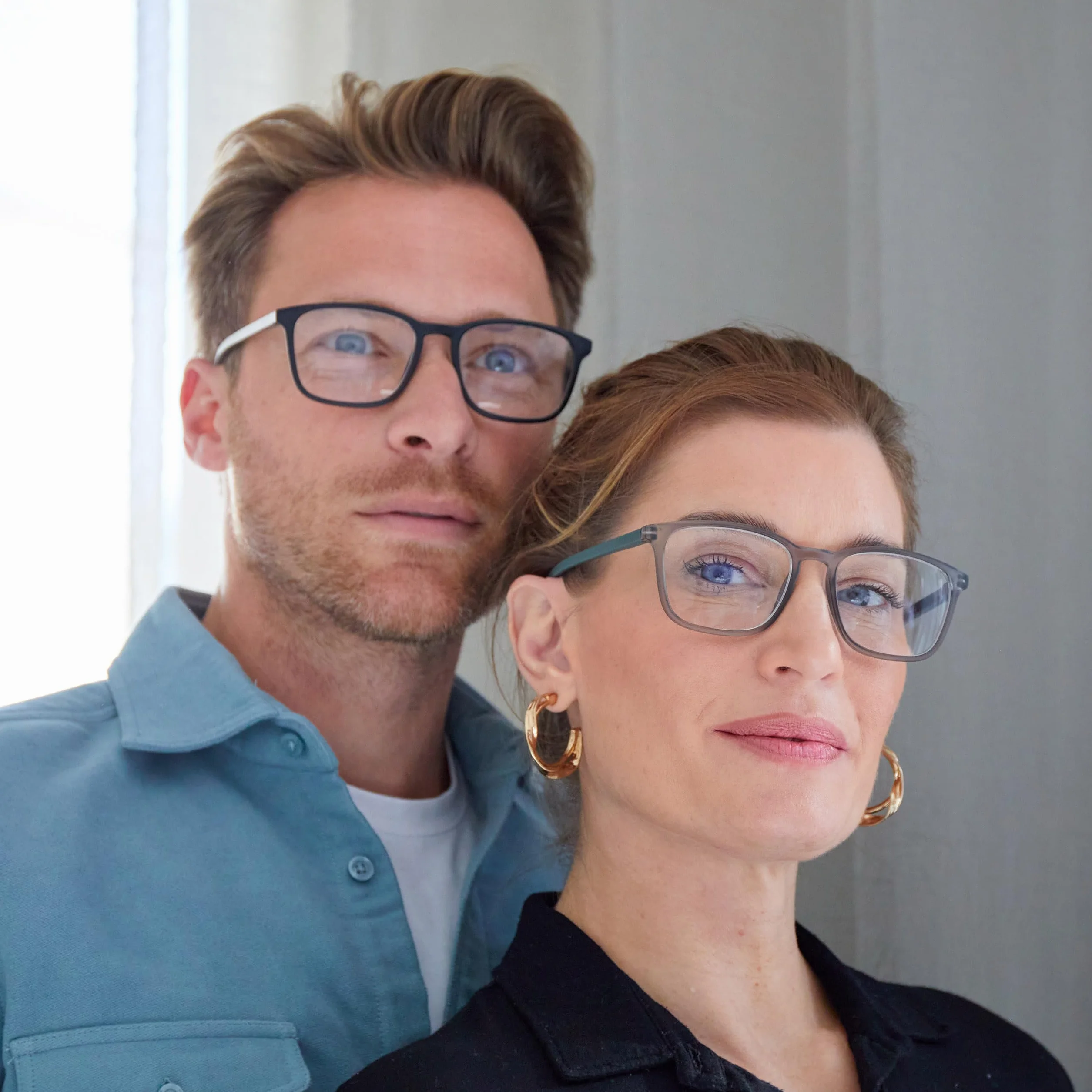 OPULIZE Max Gafas de Lectura +1.00 Marco Rectangular Clásico Grande Gris Mate Transparente Brazos Verdes Bisagras de Resorte