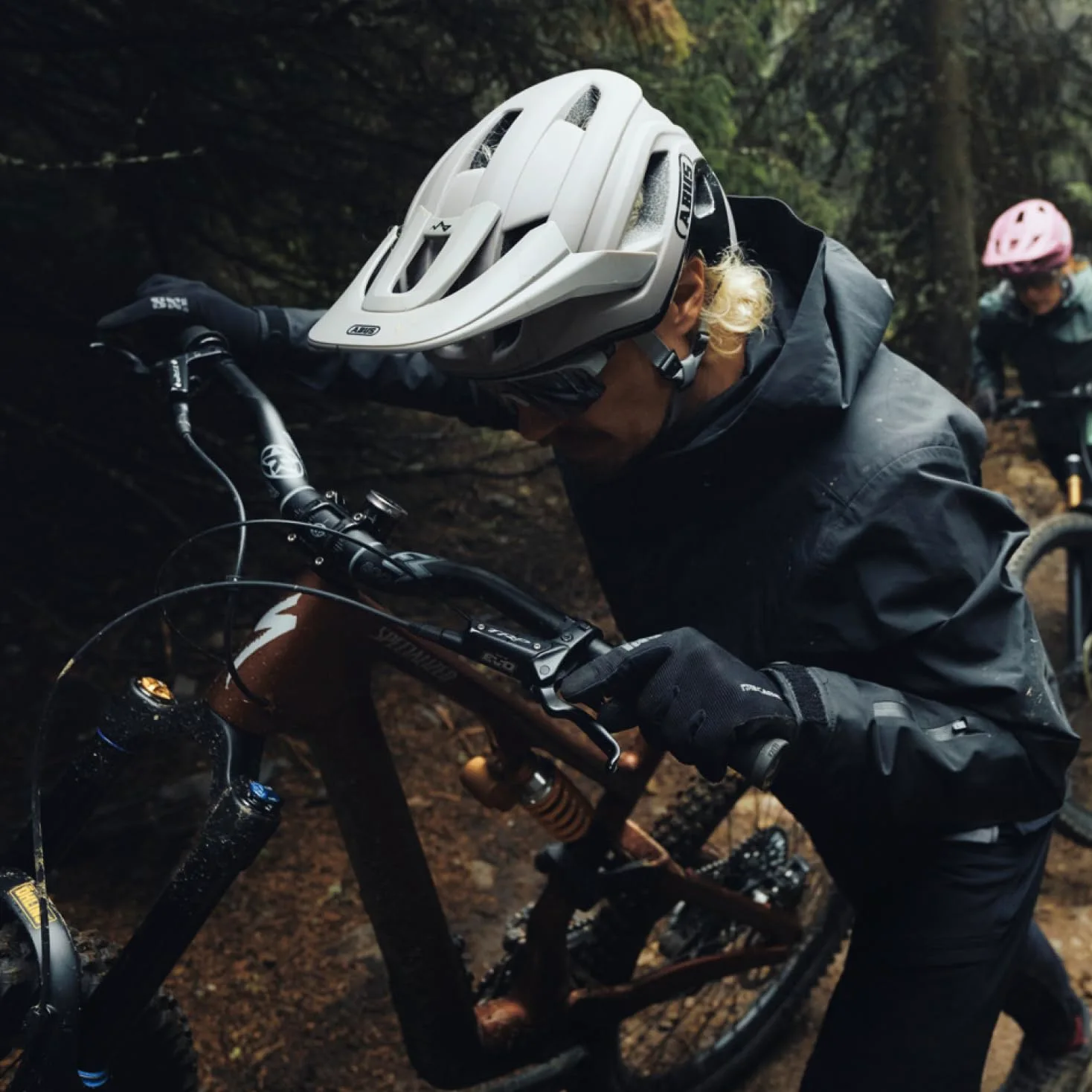 ABUS Cliffhanger MIPS Casco MTB Bicicleta de Montaña, Alpine White, L | Casco MTB con Mips, para Singletrail y Enduro, cierre magnético, visera regulable en altura