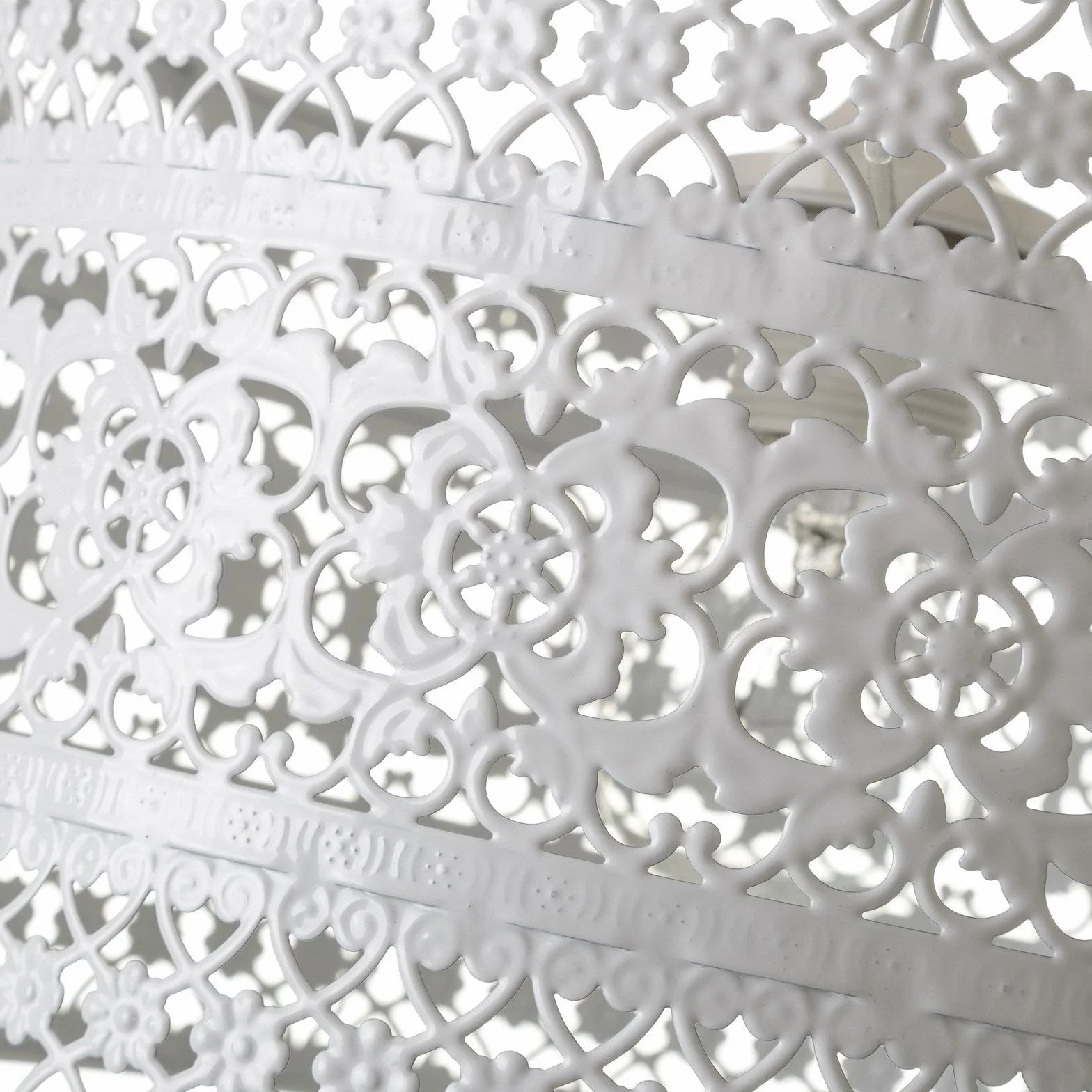 LOLAhome Lámpara de techo provenzal blanca metal 30x18 cm diseño calado flores iluminación cálida