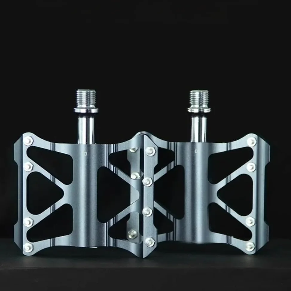Honseadek Pedales de plataforma antideslizantes para ciclismo, pedales con tres rodamientos sellados, juego de pedales de aluminio mecanizado CNC, pedales de bicicleta huecos ligeros plateados
