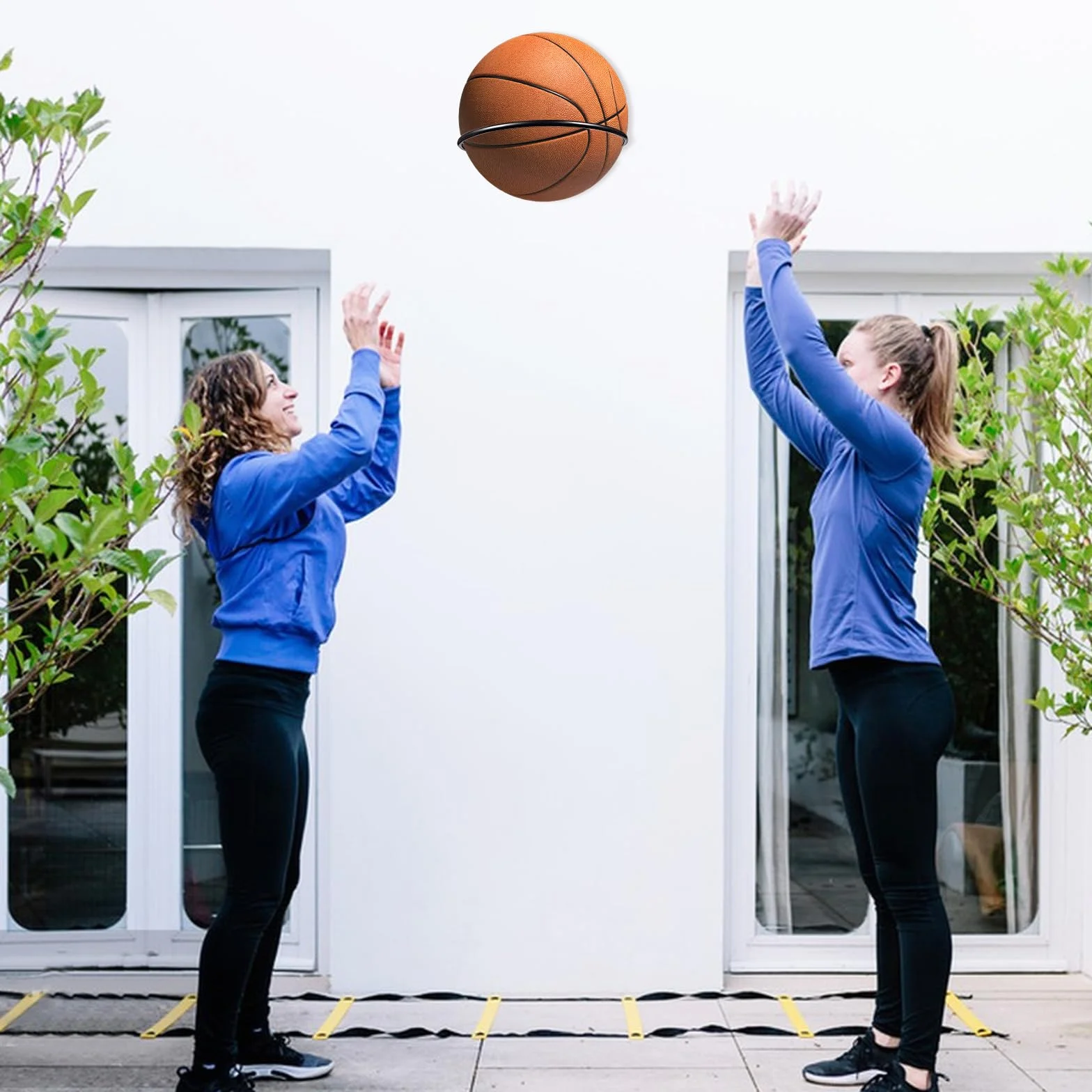 Soporte para Balones de Pared 4 Unidades, Soporte Metálico Resistente para Baloncesto Fútbol Voleibol y Rugby, Accesorios de Almacenamiento Deportivo con Tornillos Incluidos