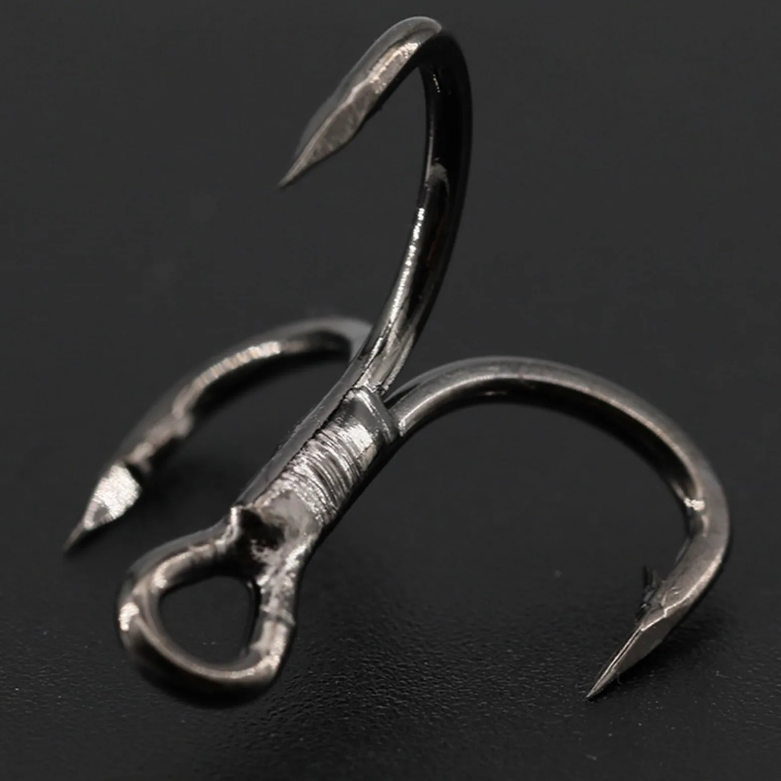 Fuerte Afilado Anzuelo Triple de Pesca 6X Fuerte Acero al Carbono Curva Redonda clásica Juego anzuelos triples for salmón Gran Anzuelos de Pesca(50pcs Size 3/0)