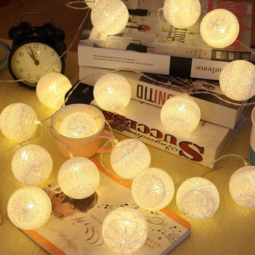 Guirnalda de luces LED Elinkume 20 bolas de algodón 3,3 m pilas luz blanca cálida