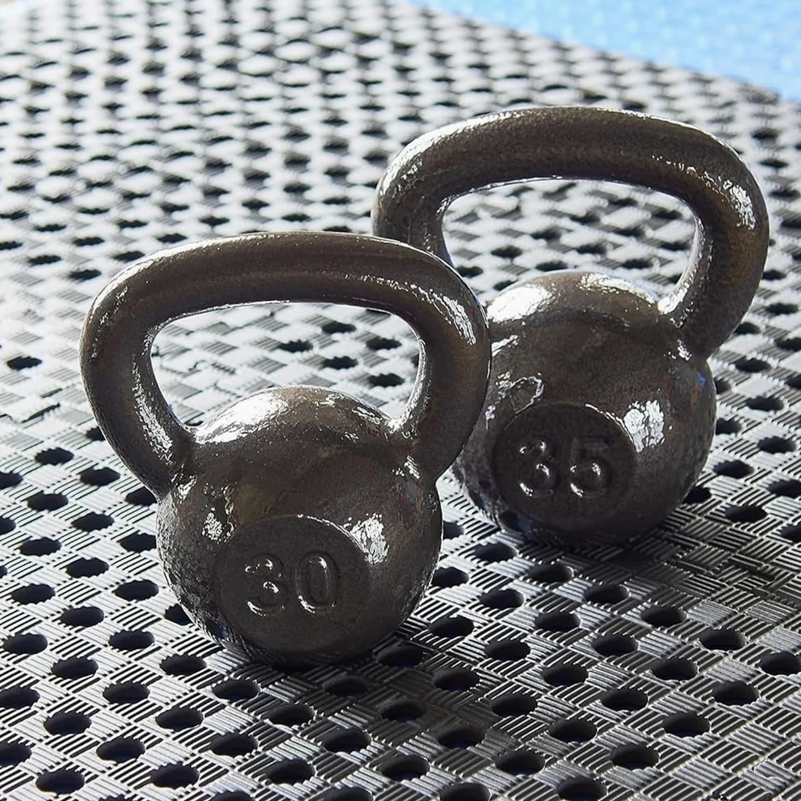 Pesa rusa de hierro fundido macizo, pesa rusa integrada de color negro, utilizada for entrenamiento físico y de fuerza, fitness y entrenamiento cruzado (tamaño: 6 kg)