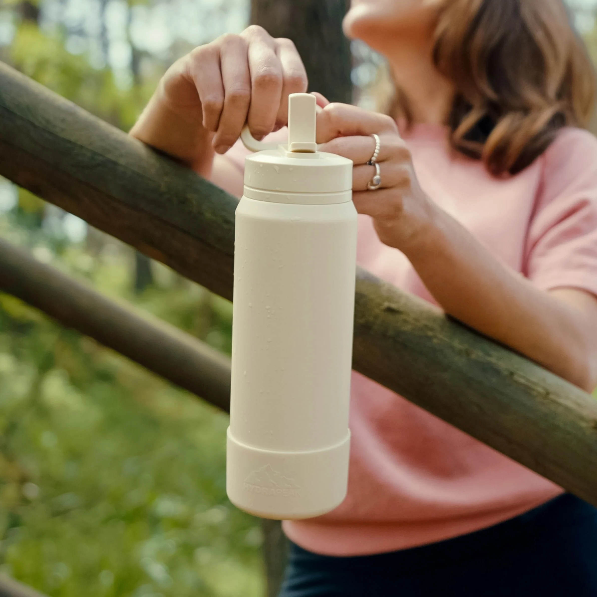 Hydrapeak Botella de agua deportiva de 26 onzas con tapa con popote, a prueba de fugas y derrames, mantiene las bebidas frías durante 24 horas y el calor durante 12 horas, acero inoxidable de alta