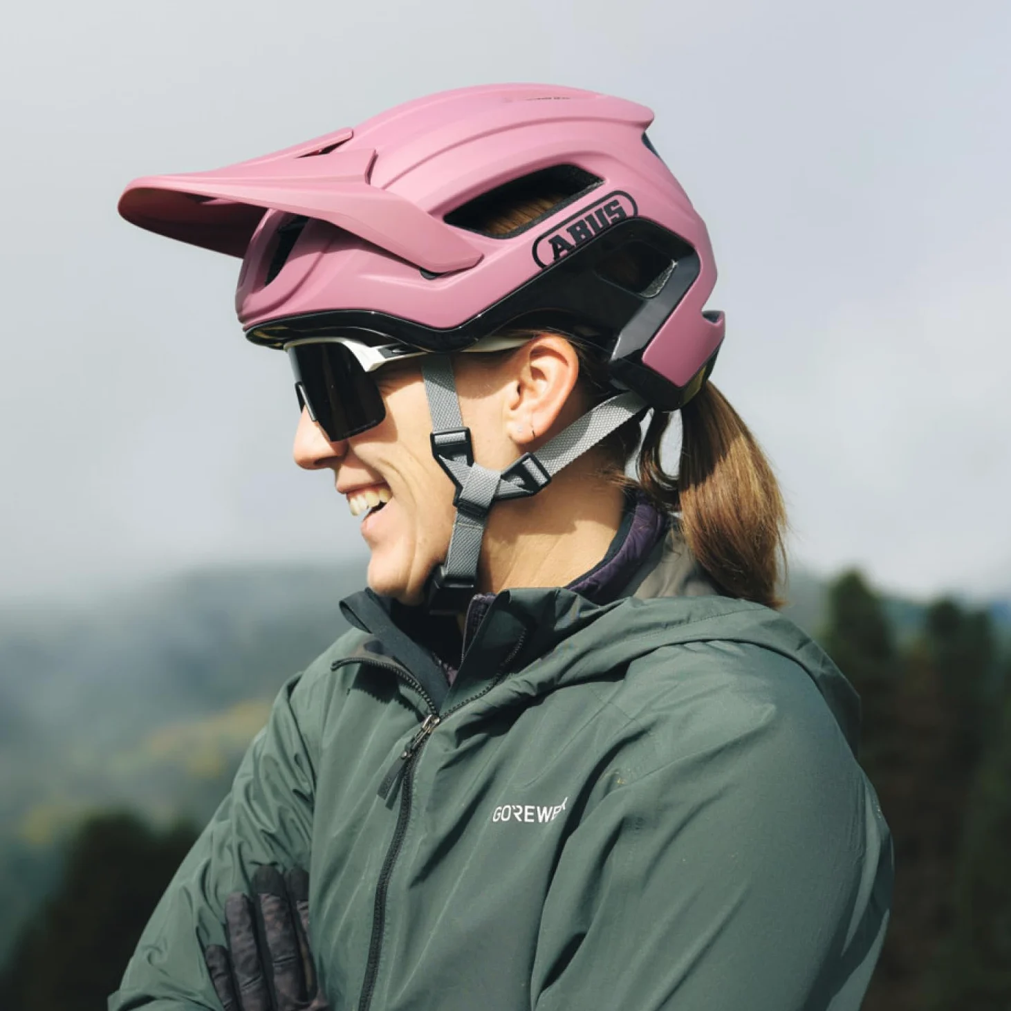 ABUS Cliffhanger Casco MTB para Bicicleta, Blush Red, L | Casco MTB para Singletrail y Enduro, cierre magnético, visera ajustable, almohadillas lavables