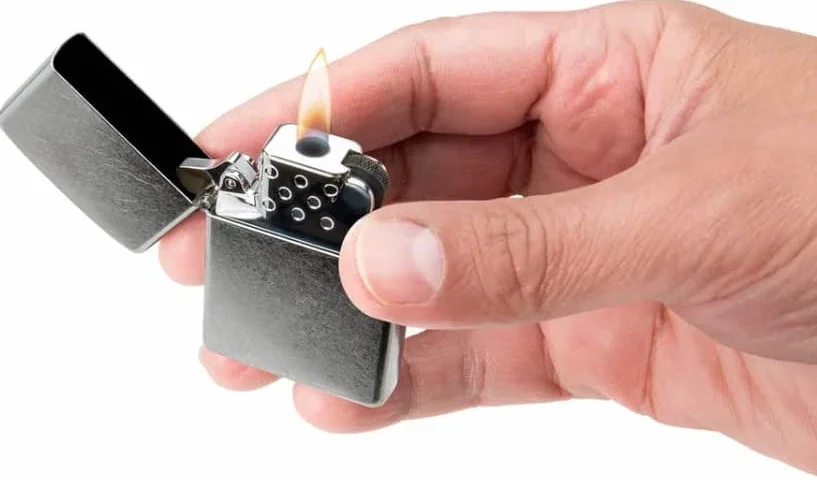Zippo Encendedor de Gas Antiviento Recargable Llama Amarilla 65815 Metal Plateado