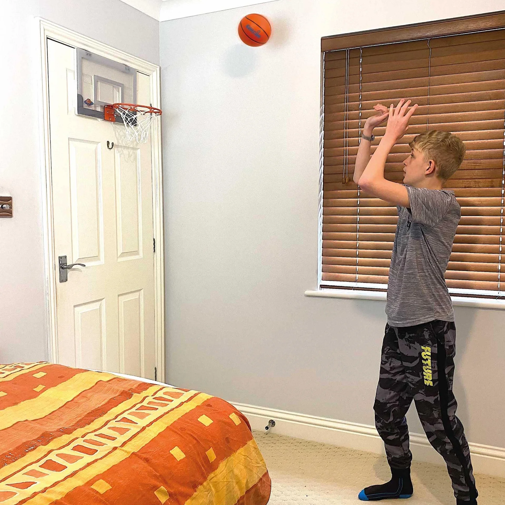 Mini Aro de Básquetbol para Puerta - Tablero Endurecido, Red y Pelotas para Mates - Canasta de Baloncesto de Interior