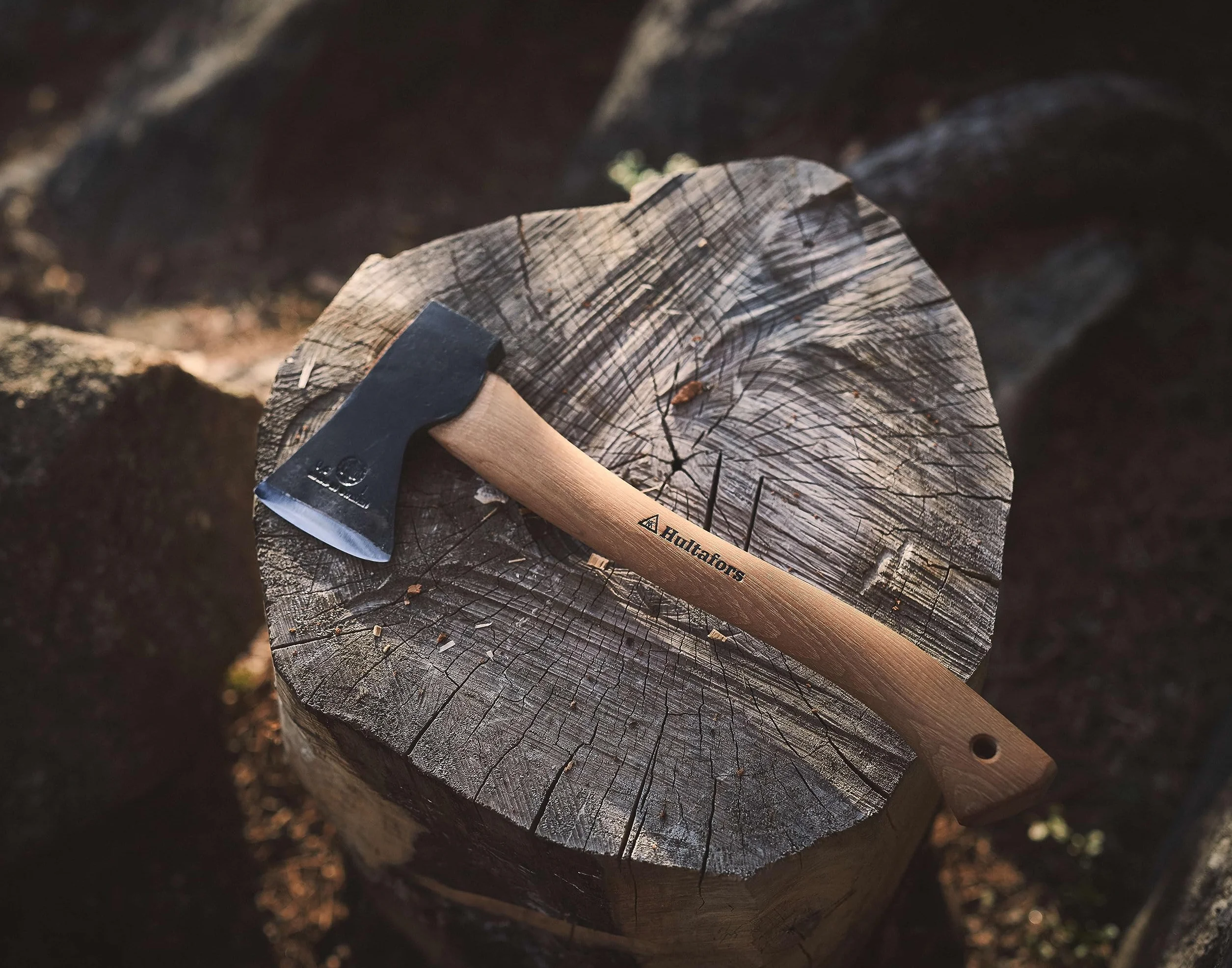 Destral Hultan forjada a Mano de 375mm Hecho de Acero Sueco I Hultafors I Forjado en Suecia I Hacha de 805g con Mango de Madera de Nogal Americano con Funda Protectora de Cuero I Reafilable I 841701