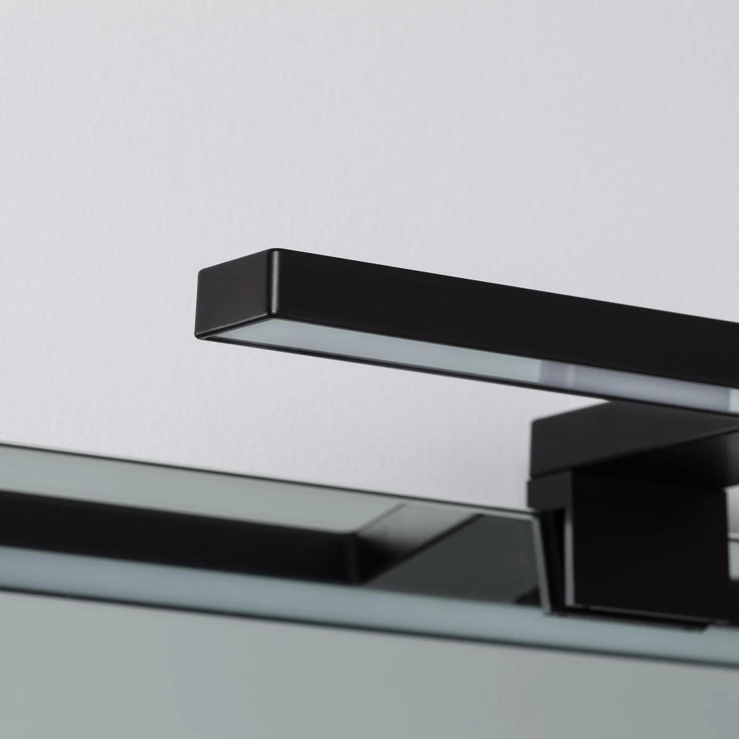 LEDKIA LIGHTING Aplique LED para Espejo de Baño Carl 5 W 6000 K Blanco Frío Negro
