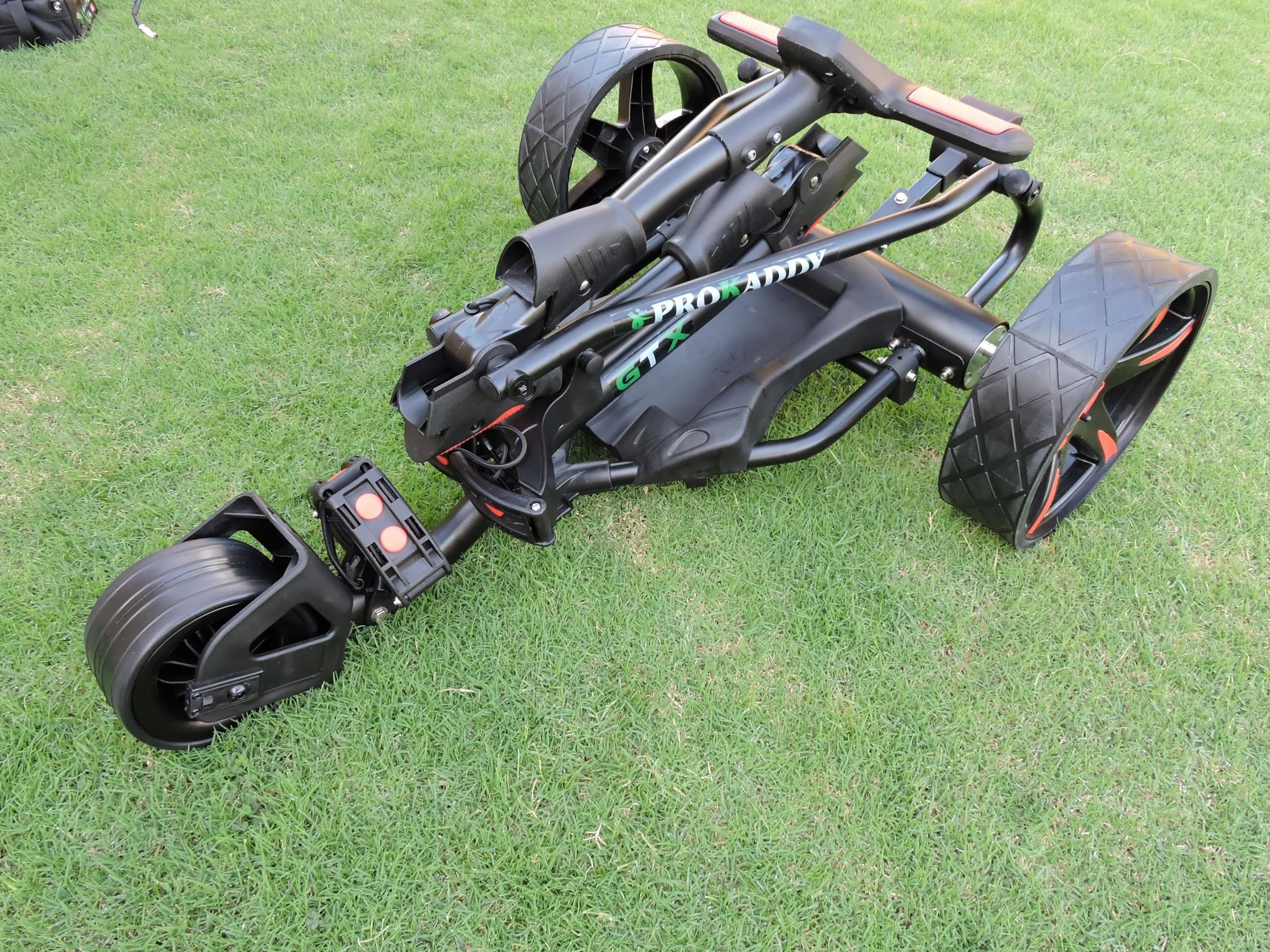 Elektryczny wózek golfowy P1RT2 Czarny z pilotem i USB