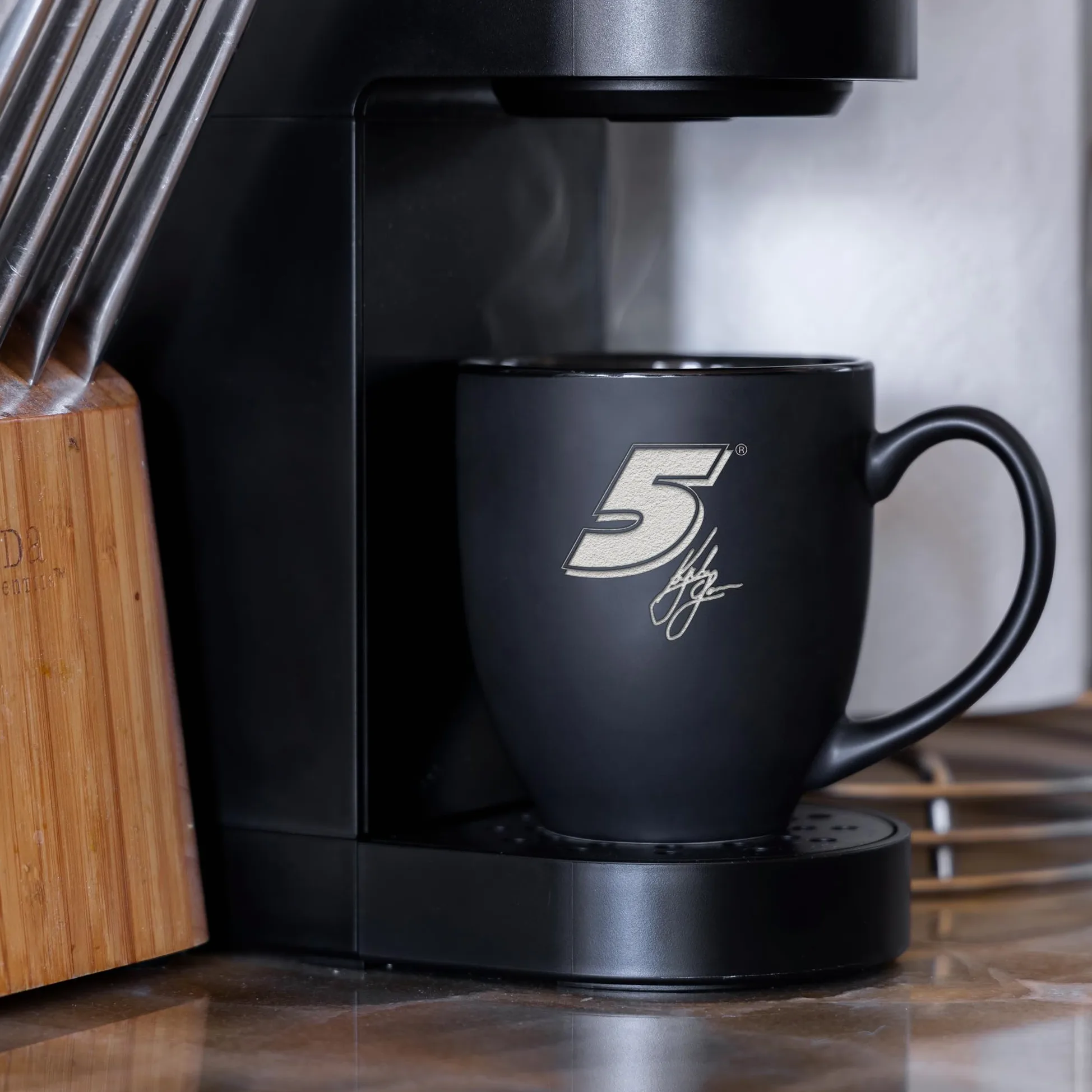 Rico Industries NASCAR Racing Kyle Larson - Taza de cerámica negra mate grabada con láser, para bebidas frías o calientes